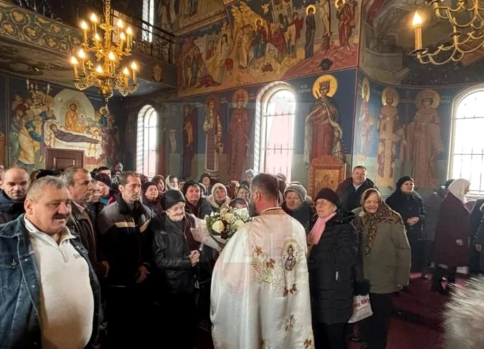 Oamenii i-au spus preotului nemulţumirile după slujbă. Foto: captură video BZI