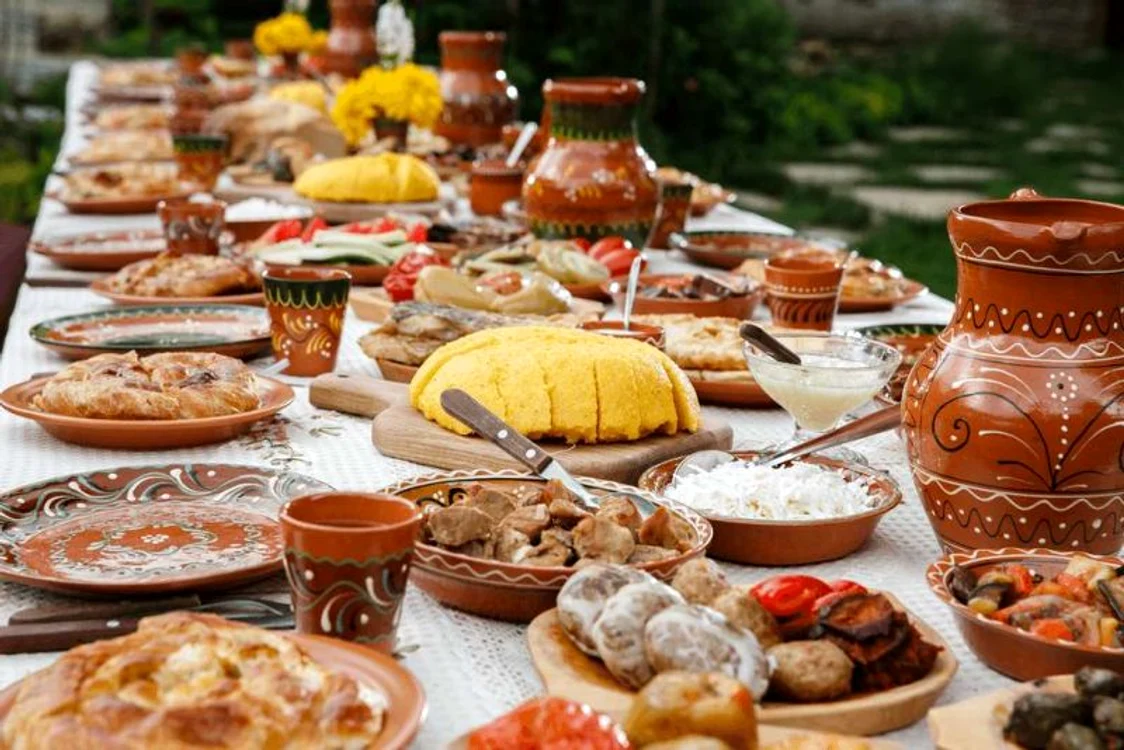 Mâncarea tradițională românească este diversă, cuprinde nenumărate obiceiuri și tradiții culinare