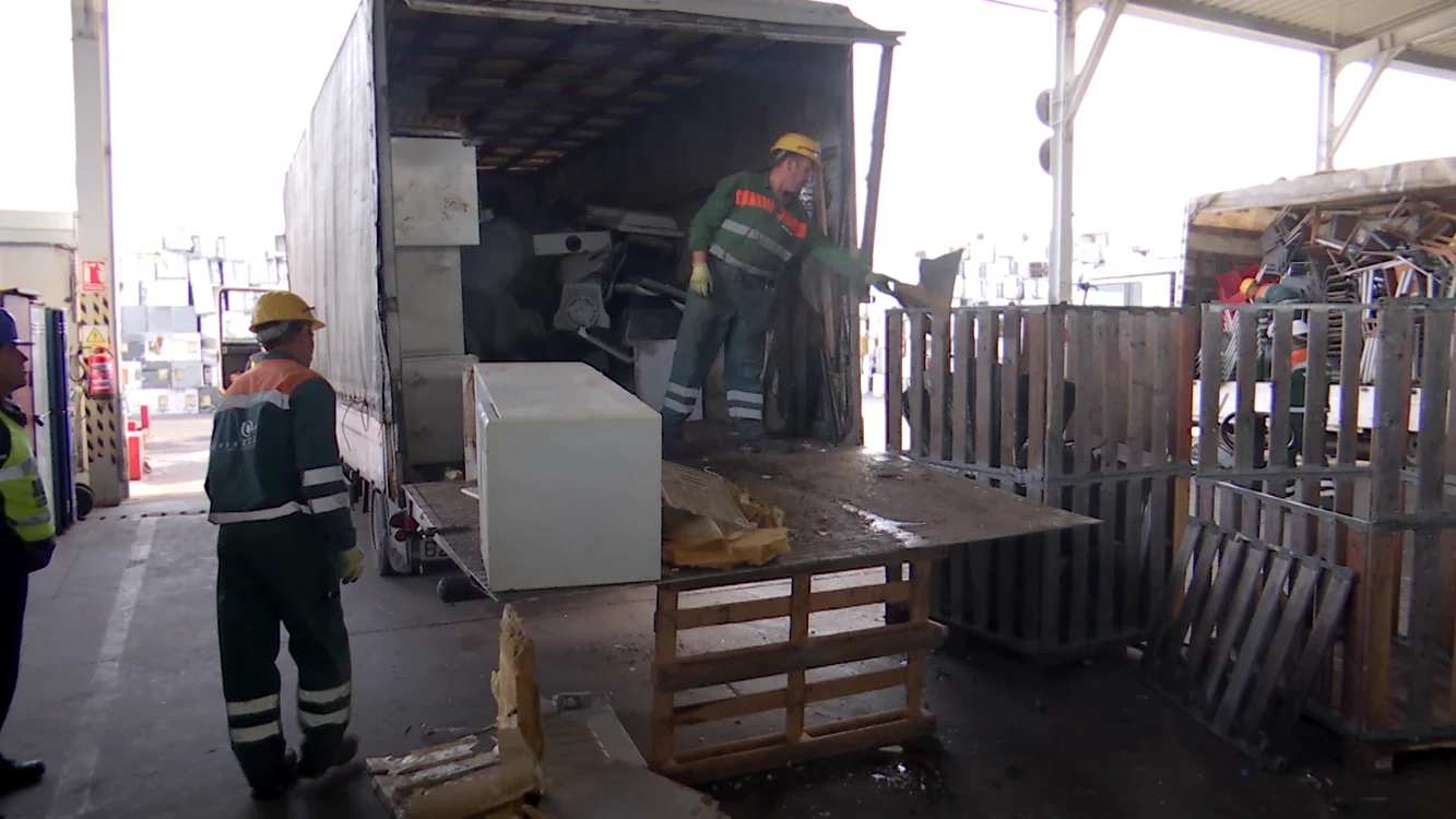Peste 300 de oameni lucrează în firma de reciclare. FOTO Iulian Bunilă