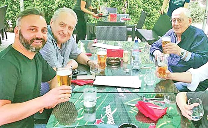 Horia Moculescu  (81 de ani), la o  bere, cu vedetele  