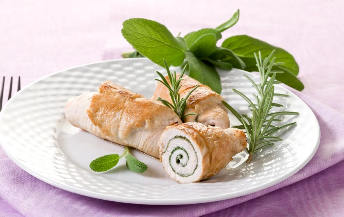 rulada de curcan cu sos pesto jpeg