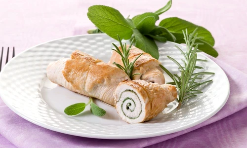 rulada de curcan cu sos pesto jpeg