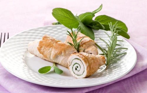rulada de curcan cu sos pesto jpeg