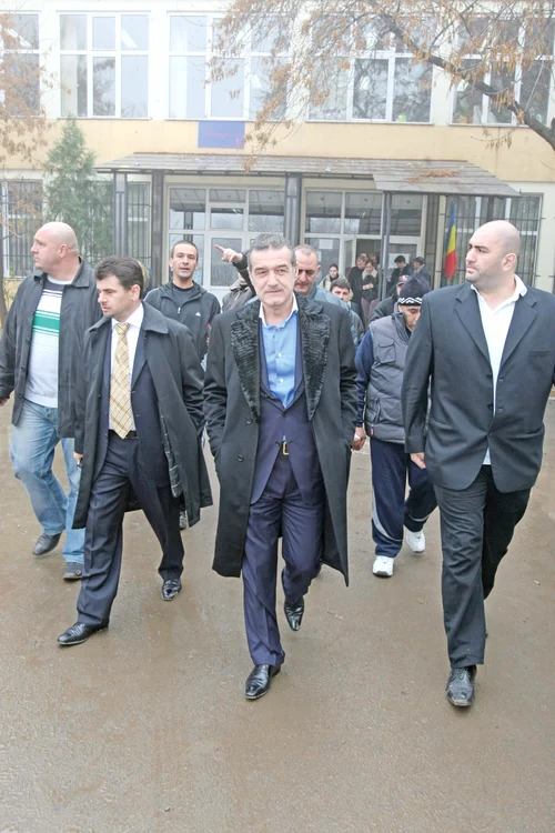 Marcel Popa a făcut două săptămâni de puşcărie în 2009 pentru sechestrare de persoane; Fane Dediu se ocupă în continuare de fetele patronului