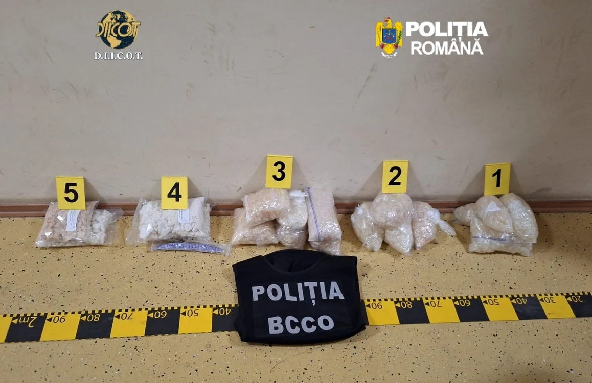Oamenii legii au ridicat mai multe mijloace de probă. FOTO: DIICOT