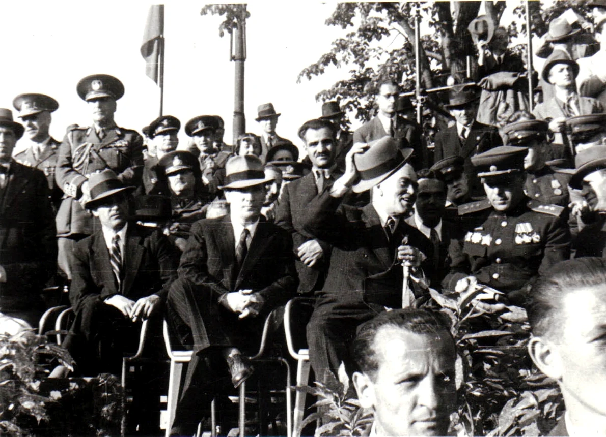 Gheorghe Gheorghiu Dej, Petru Groza, Teohari Georgescu şi alte persoane în tribuna din Piaţa Victoriei cu prilejul sărbătoririi zilei de 1 Mai 1945 (© „Fototeca online a comunismului românesc”, cota: 157/1945(153/1945)(152/1945) 