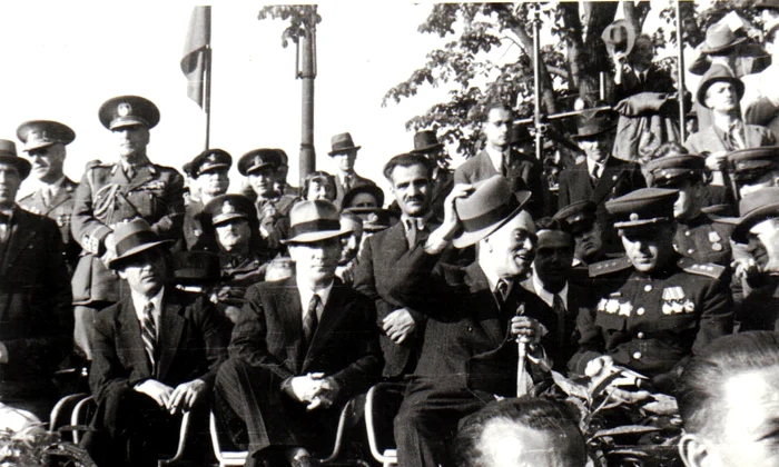 Gheorghe Gheorghiu Dej, Petru Groza, Teohari Georgescu şi alte persoane în tribuna din Piaţa Victoriei cu prilejul sărbătoririi zilei de 1 Mai 1945 (© „Fototeca online a comunismului românesc”, cota: 157/1945(153/1945)(152/1945) 
