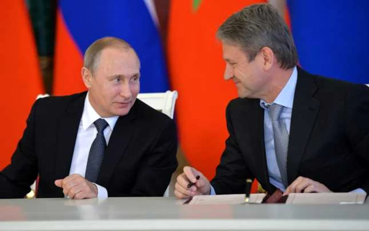 Ministrul rus al Agriculturii Aleksandr Tkacev (dreapta), alături de preşedintele rus Vladimir Putin (stânga) FOTO kremlin.ru