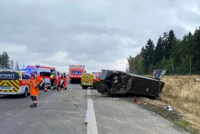 Șoferul dubei a pierdut controlul autoturismului după explozia anvelopei. FOTO: Thüringer Polizei