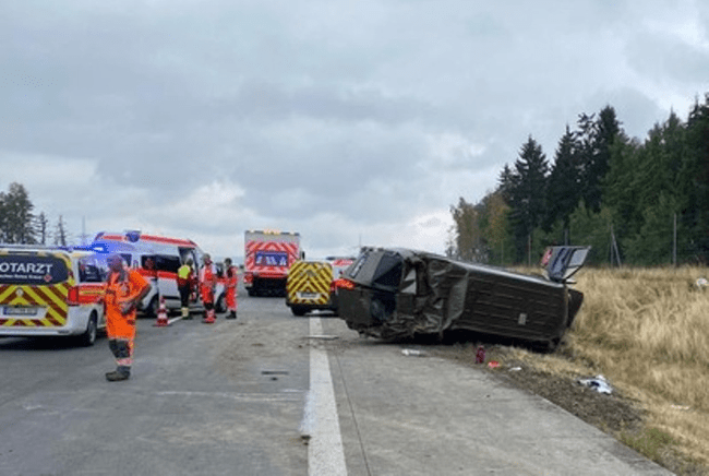 Accident în Germania: O dubă cu patru români s-a răsturnat după explozia unei anvelope