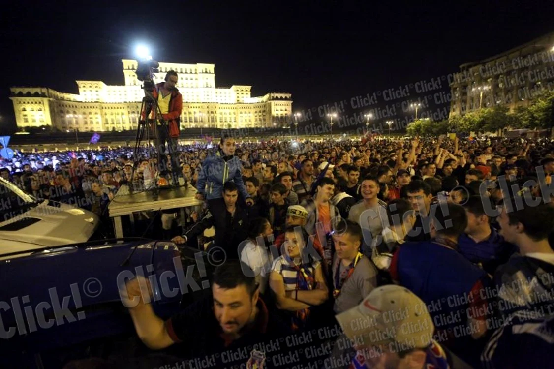 Suporterii stelişti au sărbătorit în Piaţa Constituţiei