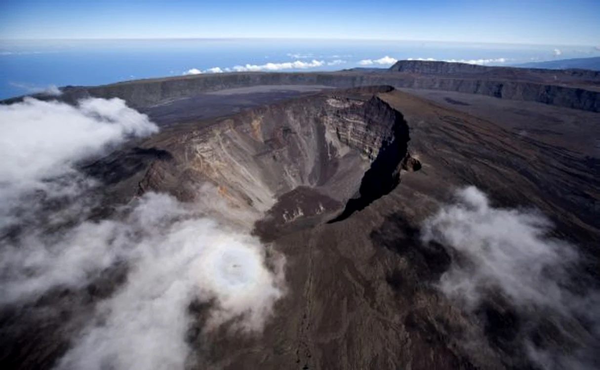 
    Vulcanul este situat într-o zonă nelocuită a insuleiFoto: AP  
