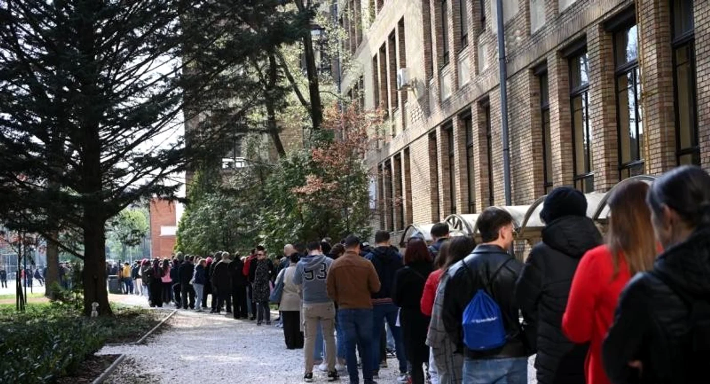 Codă la secțiile de votare din unele orașe din Ungaria/FOTO:MTI