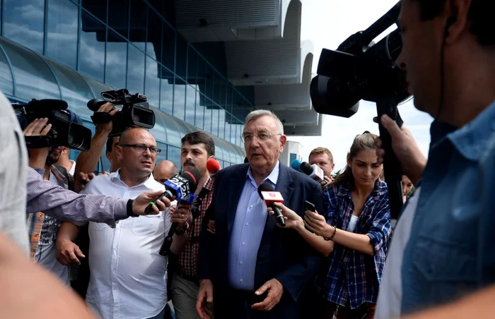 Andrei Chiliman a fost ridicat de poliţişti de pe aeroport şi dus la sediul DNA pentru audieri FOTO Mediafax