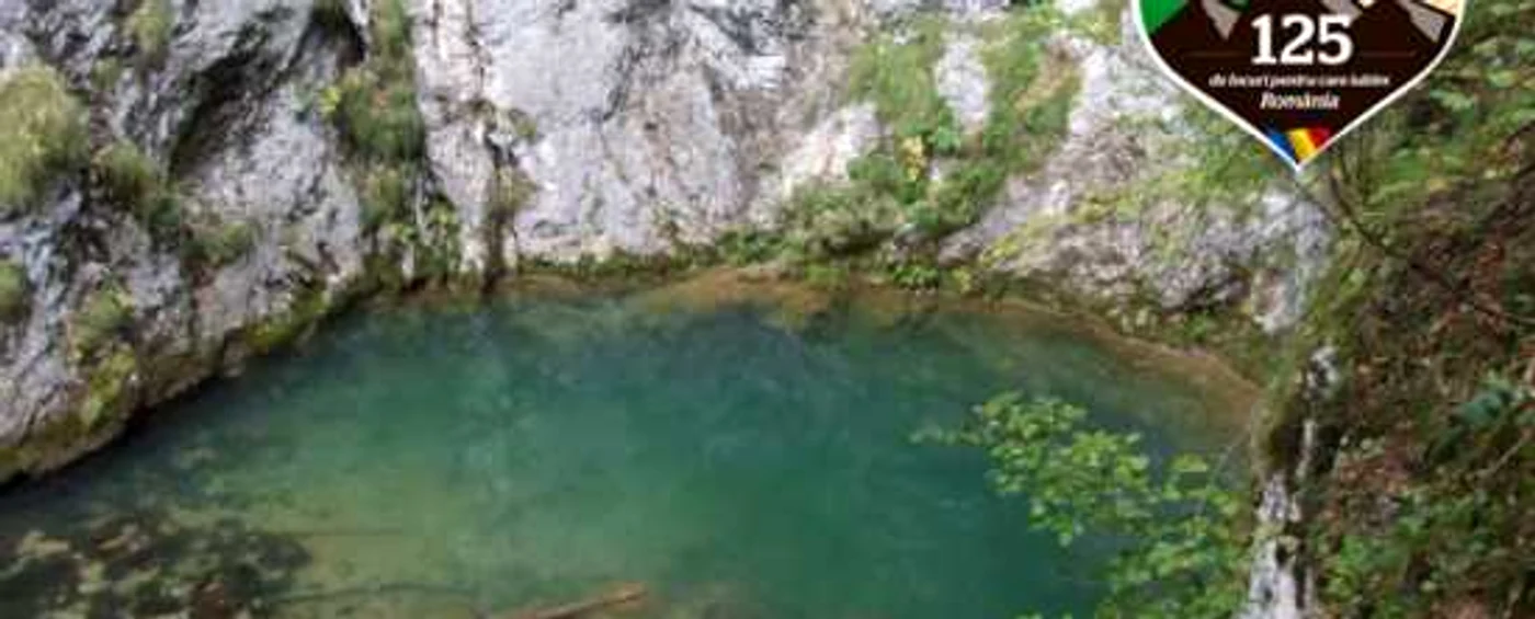 Micul lac de apă este înconjurat de stânci