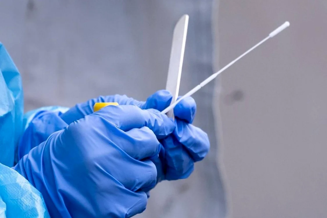 Pentru a fi notat în aplicaţie, este nevoie de un test la o clinică Foto: Arhivă
