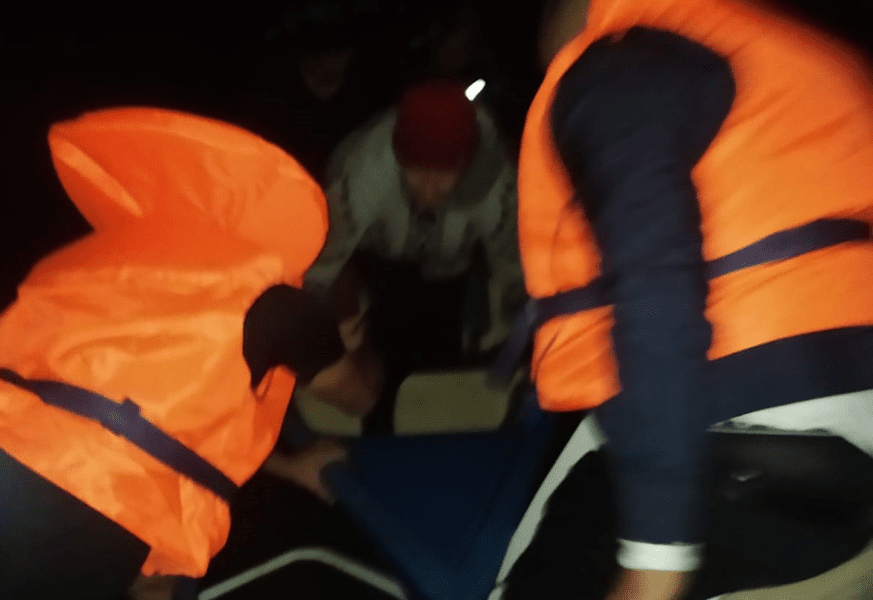 Salvare pe lacul Razelm. Trei adulți și un copil, într-o barcă stricată, purtați haotic de vânt