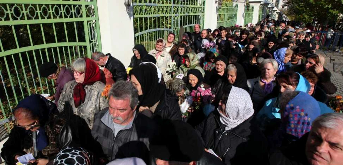 În ziua praznicului Sfântului Dimitrie Izvorâtorul de Mir, mii de credincioşi aşteaptă să se închine la sfintele moaşte. FOTO Sever Gheorghe