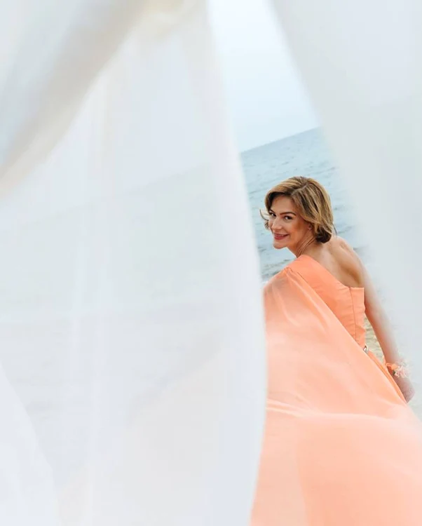 Roxana Ciuhulescu splendida domnisoara de onoare nunta Thassos rochie Athena Philip (12) jpeg