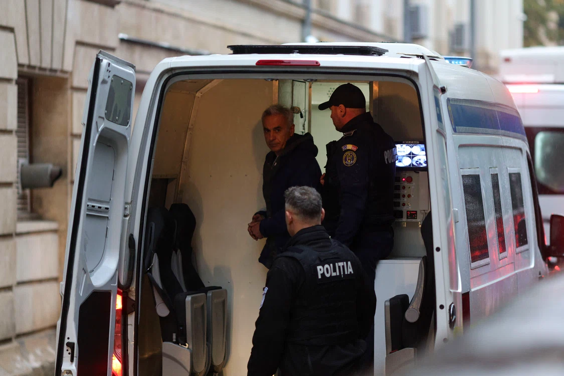 Călin Georgescu în duba poliției