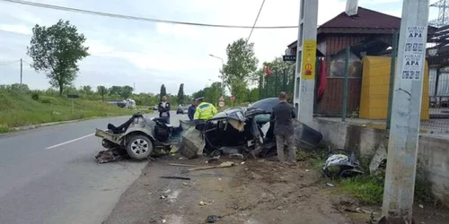 Autoturismul s-a rupt în două în urma accidentului Foto