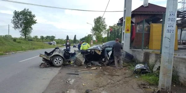 Autoturismul s-a rupt în două în urma accidentului Foto