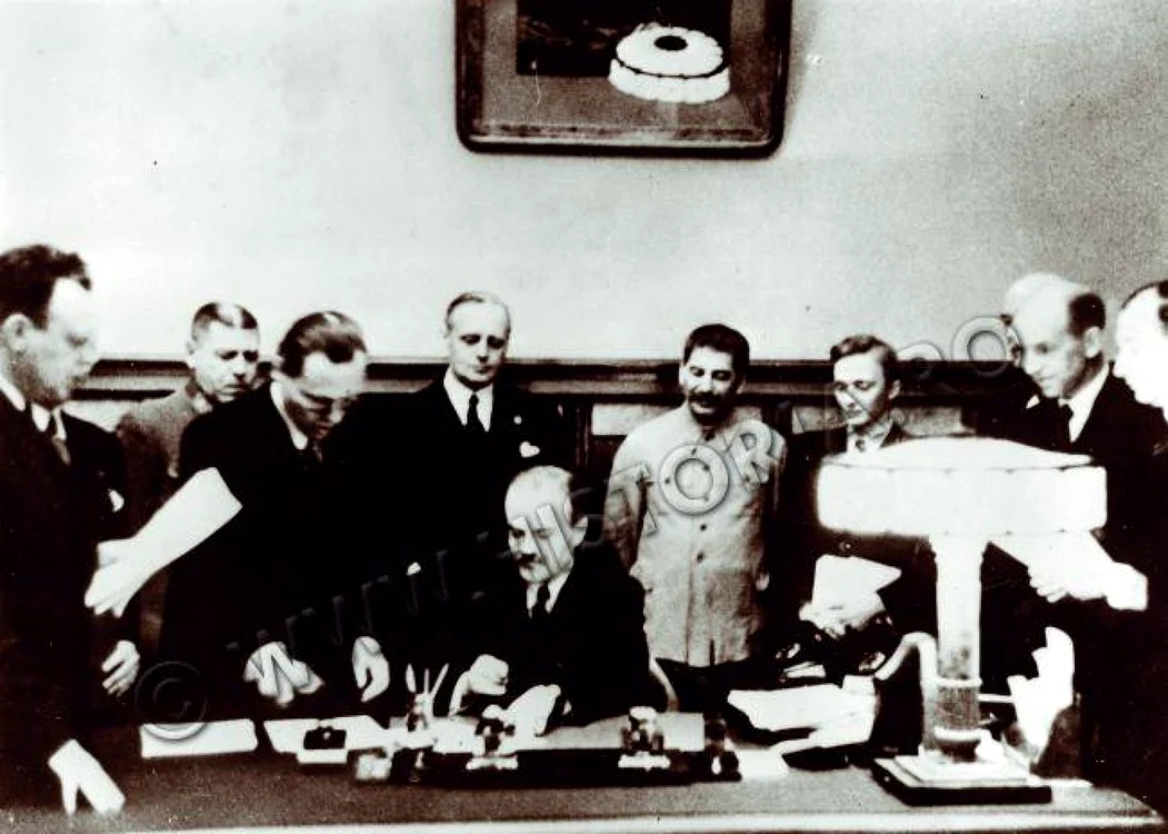 23 august 1939: Ministrul de Externe sovietic, Viaceslav Mihailovici Molotov, semnează Pactul de Neagresiune între Germania şi URSS