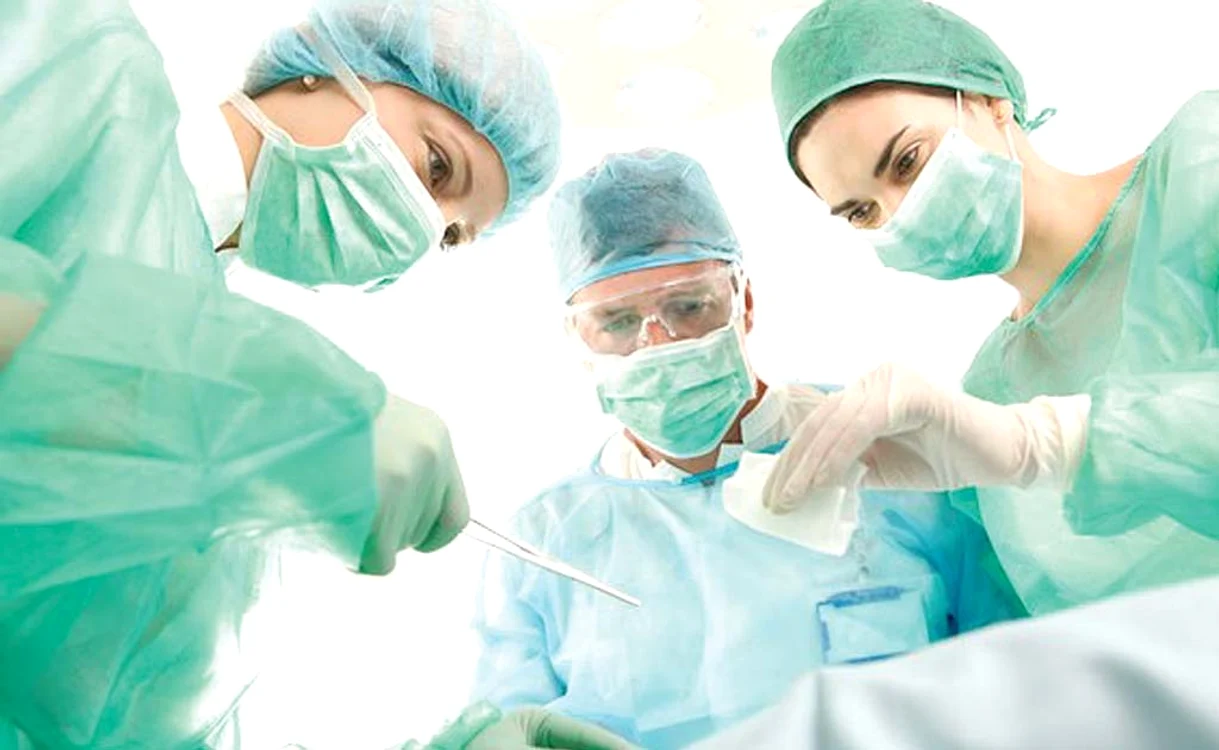 Medicii infectați sunt internați