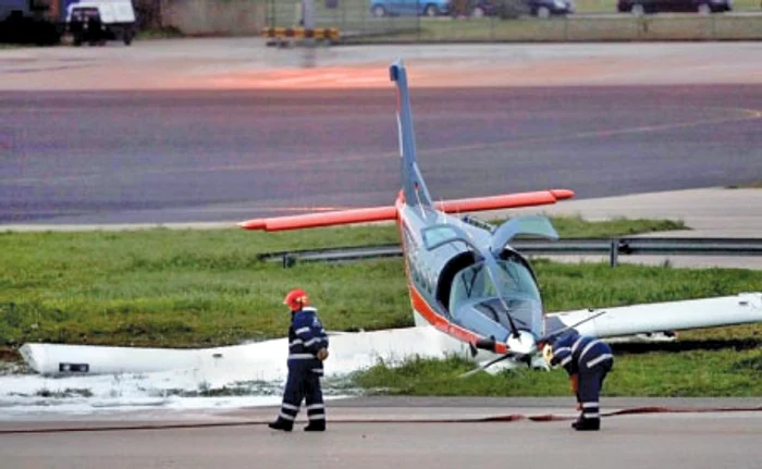 Avionul din care a sărit Marius Duţă s-a rupt la aterizare p Foto: epa