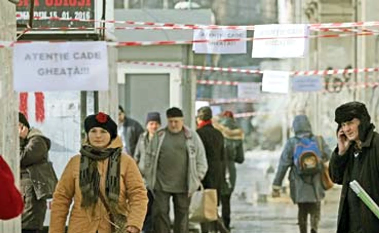 Românii aşteaptă primăvara ca să se topească zăpadaFoto: Dorin Constanda