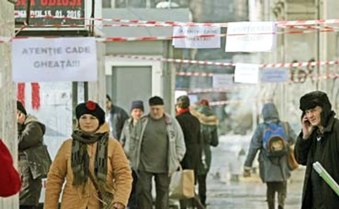 
    Românii aşteaptă primăvara ca să se topească zăpadaFoto: Dorin Constanda  