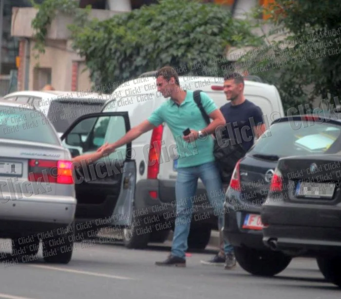 Mircea Badea îşi continuă programul de mers la sală, în timp ce Carmen Brumă are grijă de copil. (Foto: CAPS)