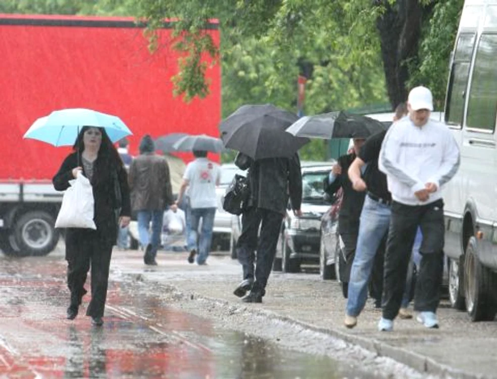 
    Meteorologii anunţă din nou precipitaţii, în toată ţara, cel puţin până luni  
