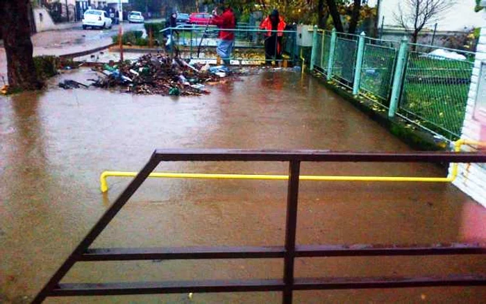 Apa a înfndat un podeţ Foto: Arhiva Adevărul
