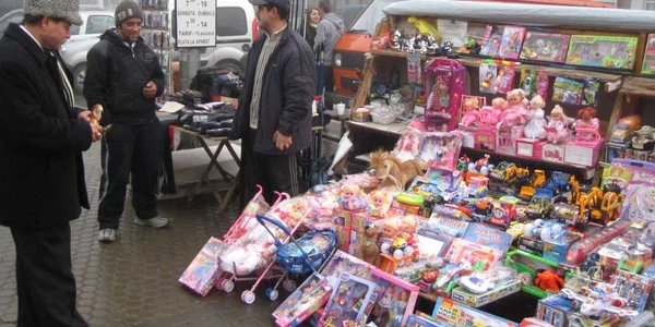 Comercianţii de jucării aşteaptă clienţii