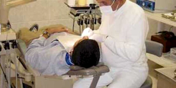 Dentistul i-a pus un implant pacientului