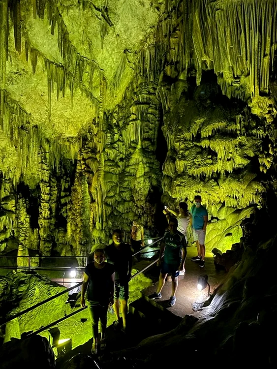 Turiștii viziteză și peștera Idaion Andron, în care se spune că s-a născut Zeus