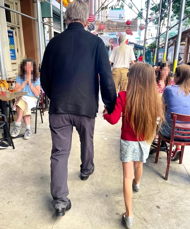 Hilaria Baldwin, 37 de ani, multilateral dezvoltată: alăptează și face yoga în același timpfoto: Instagram