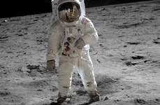 neil amstrong pasi pe luna cosmonaut jpeg