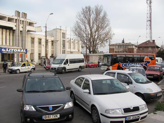 Şoferii care ajung la gară sunt forţaţi să parcheze chiar pe carosabil