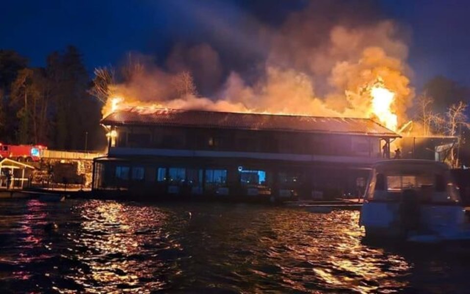 Patronul care deține Taverna Racilor, prima reacție după ce restaurantul din Snagov a ars în totalitate: „Aia este. Îi dăm înainte” VIDEO