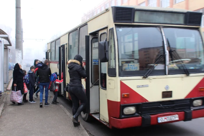 Călătorii se urcă cu inima strânsă în mijloacele de transport în comun din Târgu-Jiu FOTO Alin Ion