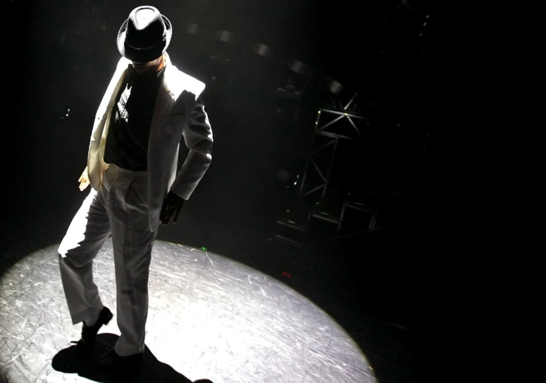 Pasul Moonwalk a devenit cunoscut în toată lumea mai ales datorită lui Michael Jackson