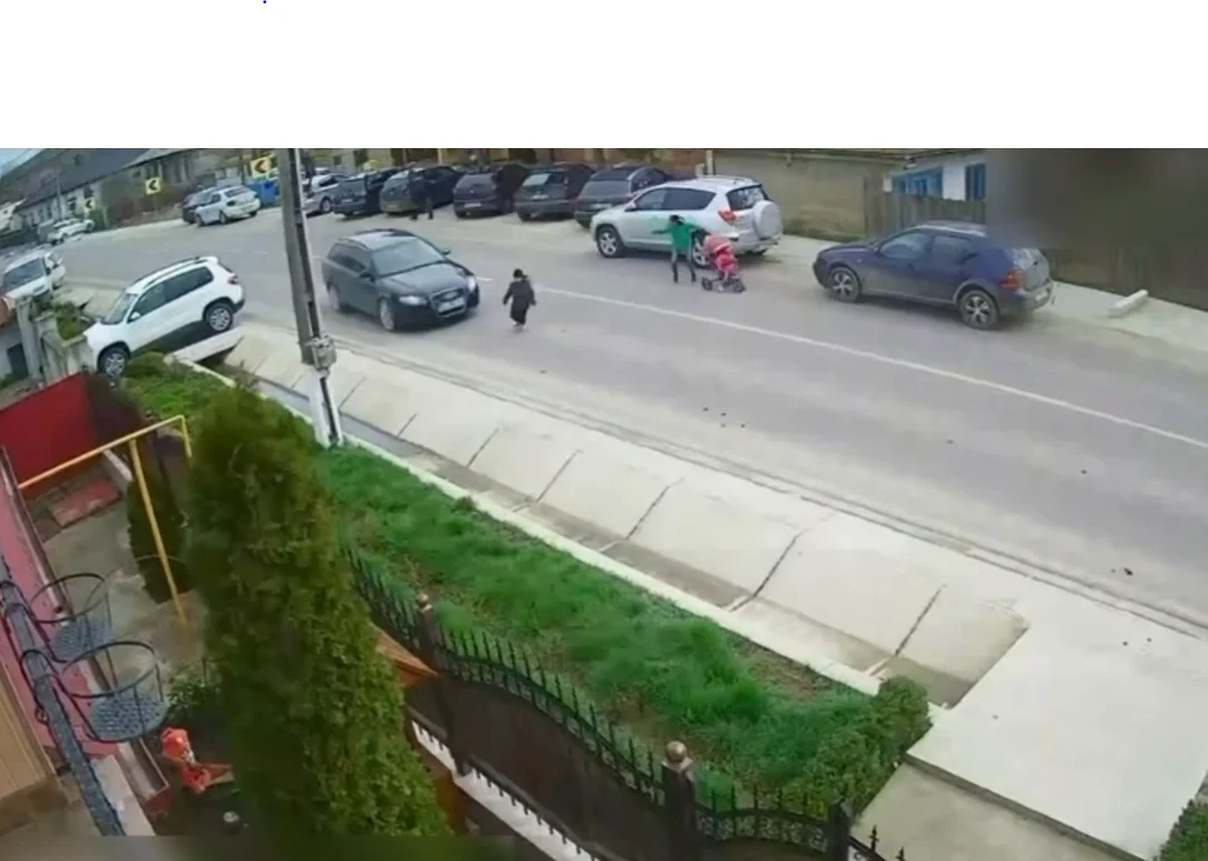 Un copil de 4 ani care a fugit de lângă mama lui a fost izbit de o mașină. Micuțul, resuscitat pe marginea drumului de o studentă și un polițist