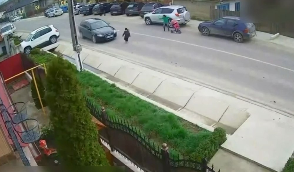 Un copil de 4 ani care a fugit de lângă mama lui a fost izbit de o mașină. Micuțul, resuscitat pe marginea drumului de o studentă și un polițist