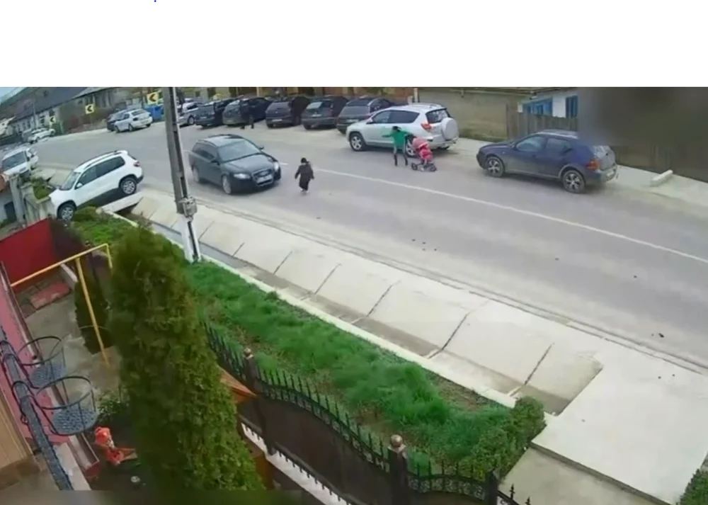 Un copil de 4 ani care a fugit de lângă mama lui a fost izbit de o mașină. Micuțul, resuscitat pe marginea drumului de o studentă și un polițist