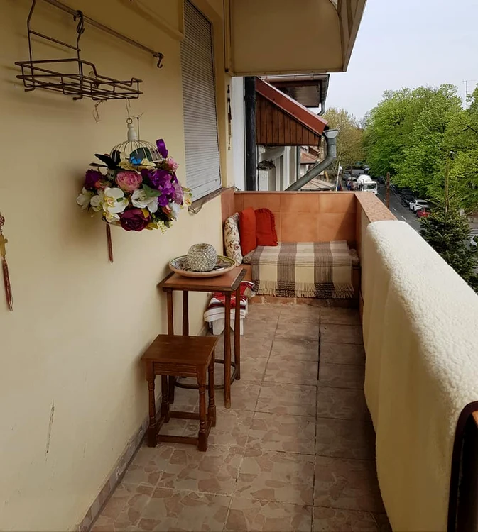 ÎNAINTE. Așa arăta balconul Corinei înainte de marea renovare