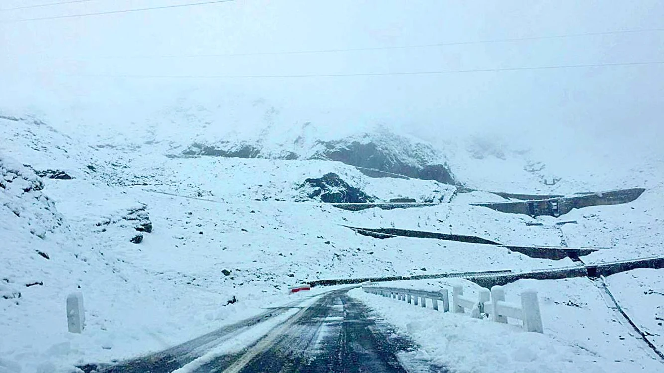 Transalpina. De ieri se circulă  restricţionat pe cel mai  înalt drum din România