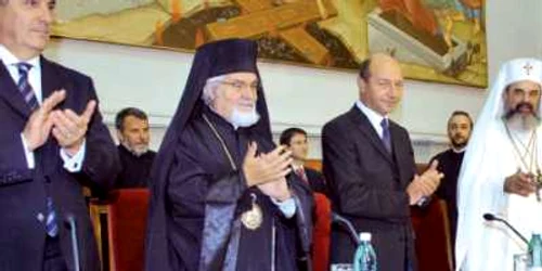 La întronizarea PF Daniel (în alb) au participat principalii oameni ai statului:premierul Tăriceanu (stânga), preşedintele ţării, Traian Băsescu , şi preşedintele Senatului, Nicolae Văcăroiu (dreapta)