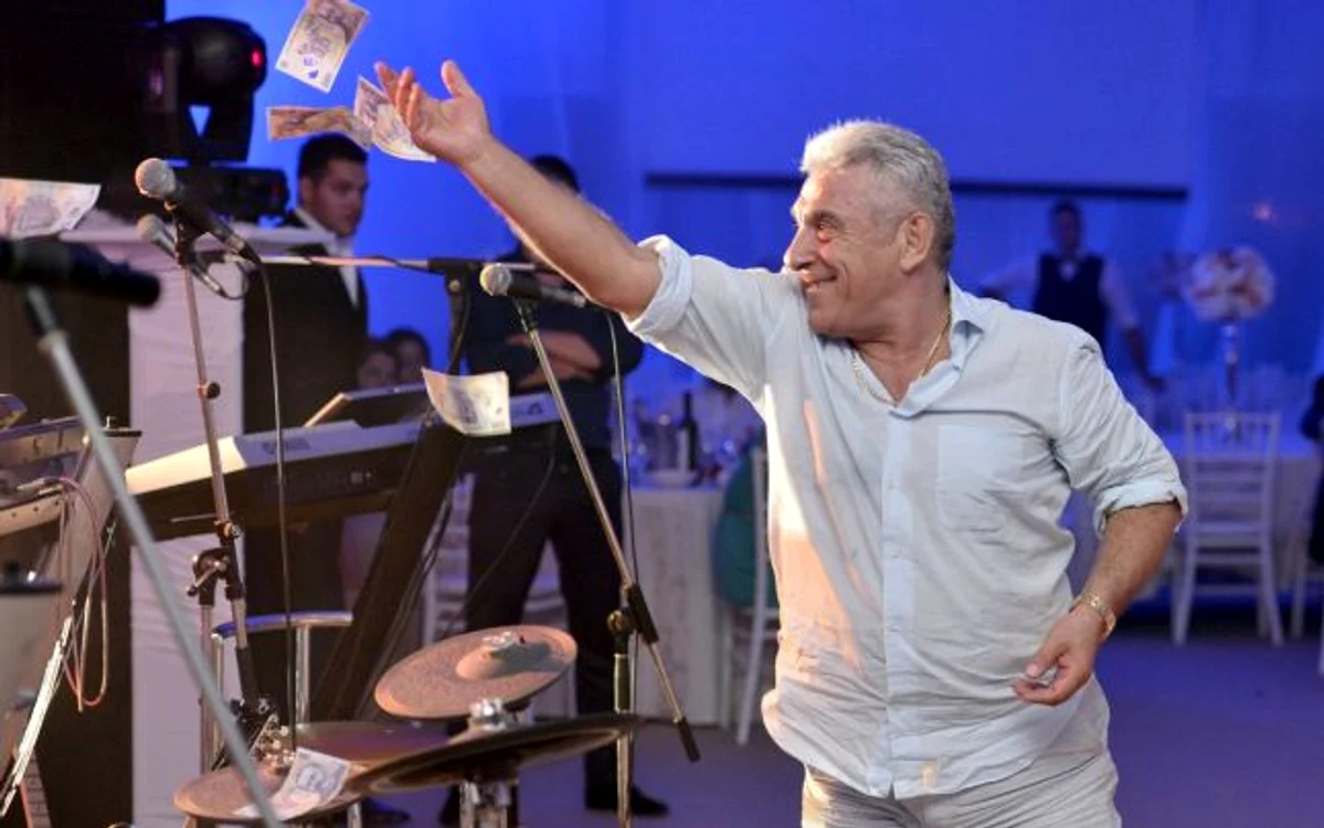 
    Ioan Becali aruncă cu baniifoto: Mediafax  